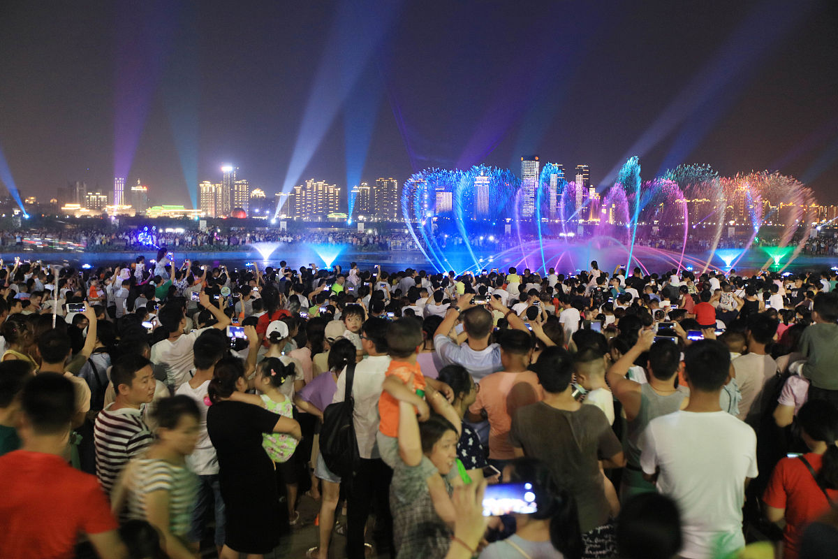 2018年8月11日,南昌,秋水广场音乐喷泉经过升级改造后全新亮相,吸引了