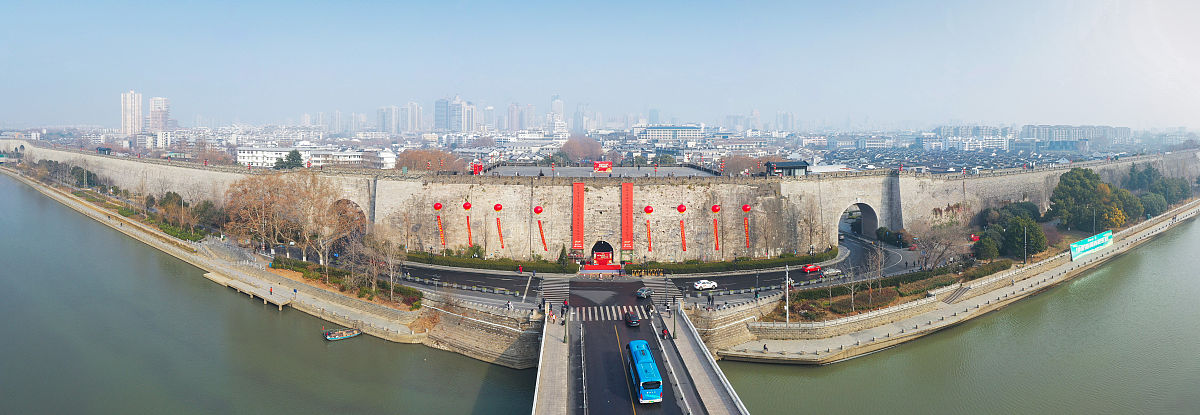 2022年1月16日,南京明城墙中华门悬挂的巨幅春联.