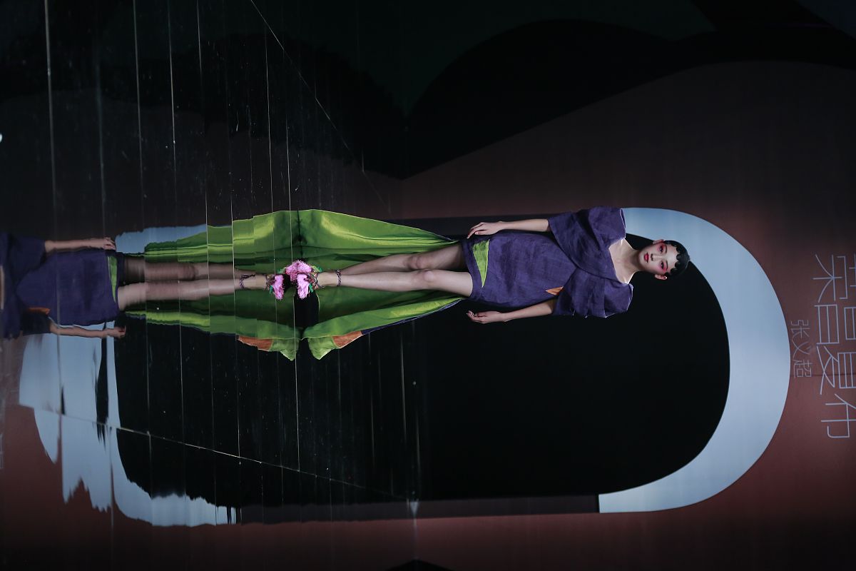 请写一篇大学生去调研英雄模范的800字报告