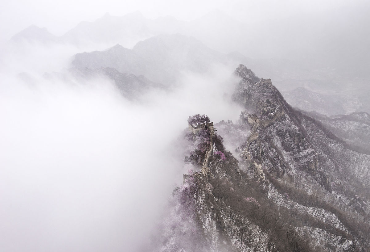 2018年4月3日,北京,正是箭扣长城上桃花盛开的时候,然而一场春雪悄然