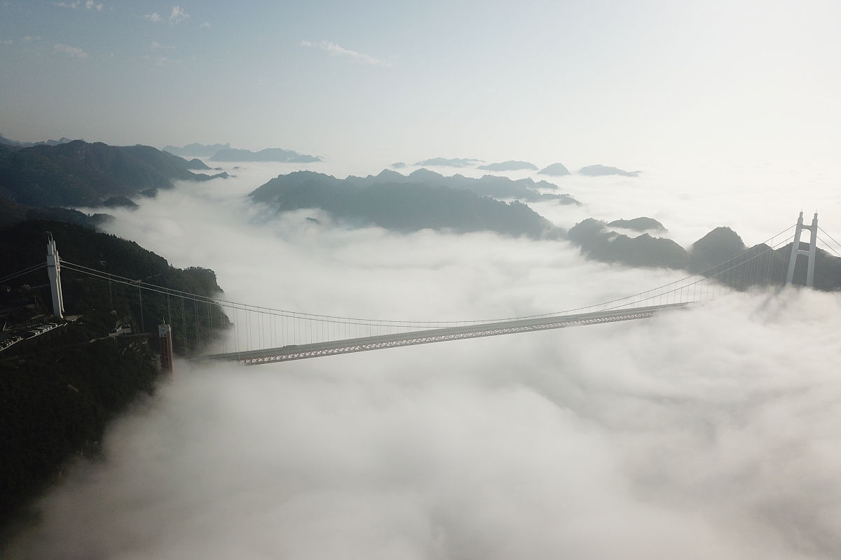 2019年3月25日,湖南省湘西土家族苗族自治州吉首市矮寨镇矮寨大桥周围