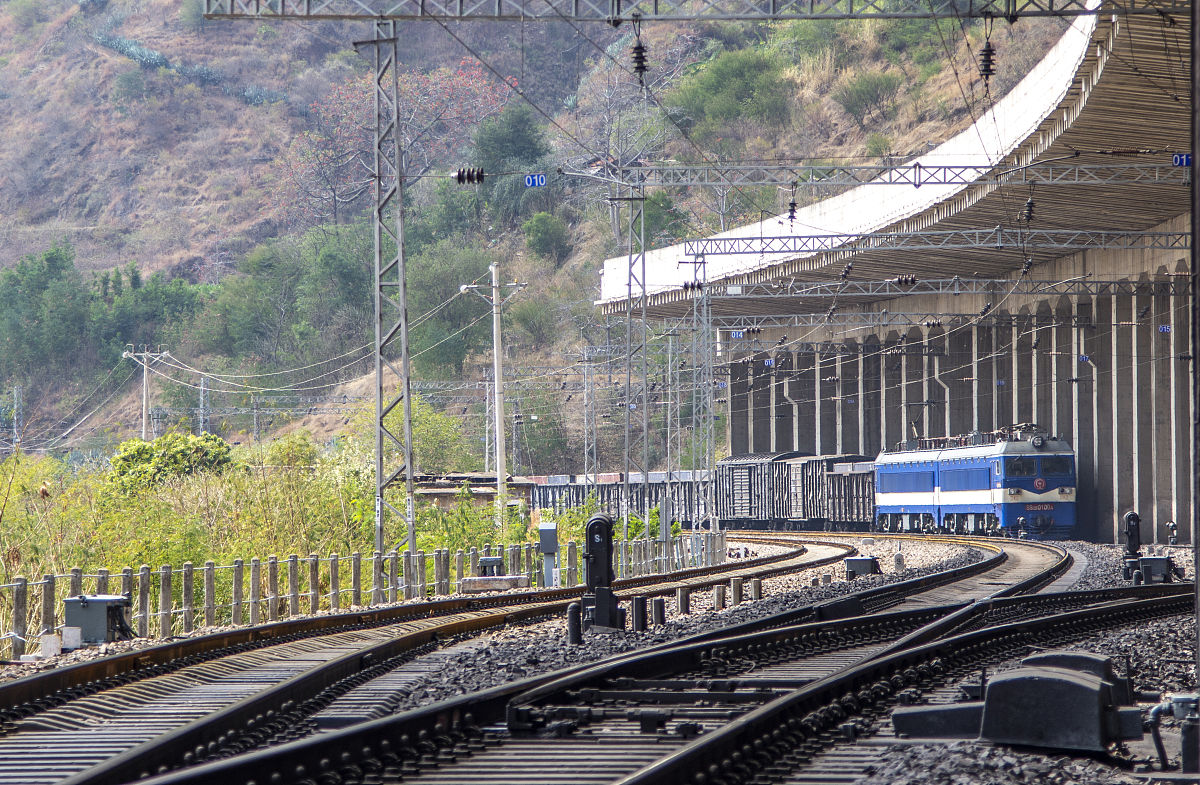 优化列车牵引方案：最小化机车数量，均衡使用 - Lingo 代码实现