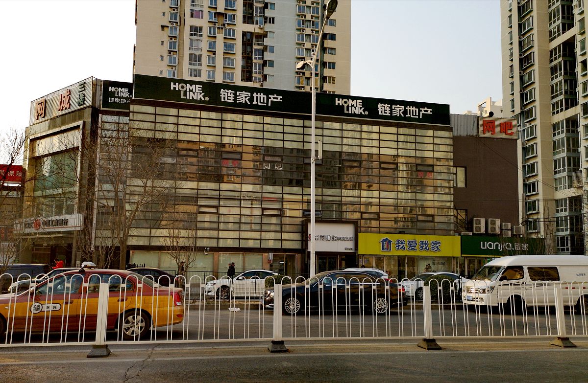 我是置业顾问怎么给客户推荐这个项目的商铺？中际汇菁广场商铺推荐房源：铺号：2-1-8面积：6130平租金：12000月报价：255万租期：8年商家：连锁超市推荐理由：双写字楼下希尔顿酒店门口真实租约即买即收益现铺无空置期已有瑞幸咖啡、见福便利店意向入驻交房即可签约真实租金回报7以上；在成都回归主城的政策理念下可享北改+中优双重政策加持的规划红利；世界知名酒店品牌希尔顿已签约入驻；
