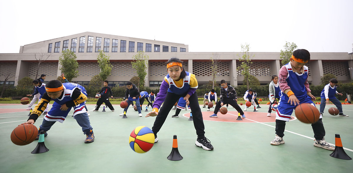 成都五月花高级技工学校举行师生篮球友谊赛