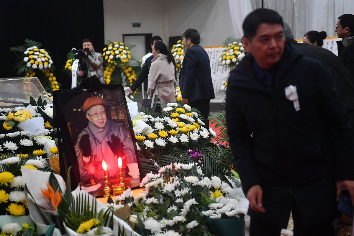 上周我们为我姐夫举行了追悼会。仍然很难相信他已经死了。去年我失去了我的哥哥这让我很沮丧。所以我仍在为此苦苦挣扎所以它有助于保持忙碌。我姐夫的死带来了一份礼物我和比我小两个月的另一个姐夫建立了联系我们有很多共同点。我们每周谈几次这对我们俩都有很大帮助。