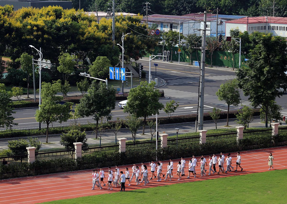 2021年9月9日,南京陶行知学校内,大课间时间,操场上集体享受运动的快