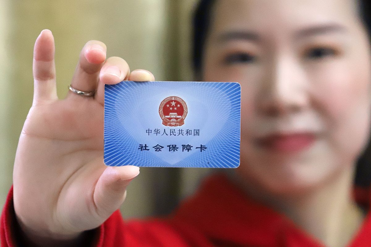 新生儿有郑州居住证，如何在郑州办理医保？