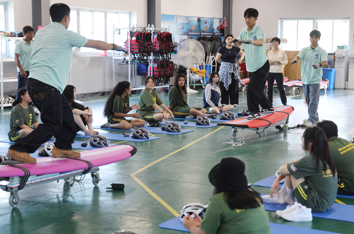 ①家庭情况：服务对象家庭经济属于中等偏下由于是在农村还是山区所以全村都是建档立卡户有政府补贴兄弟姐妹虽然多但是生活条件还算好能满足日常生活所需。②他人对待：在过去的生活中还可以家庭关系挺好的挺满足的。在生活中受到的排挤还是较少的小学、初中可能存在一些异样的眼光但是逐渐长大后随着教育水平的提升且性格也比较强势受到不公平对待也逐渐减少在大学生活中很少受到歧视排挤。③生活环境：周围的设施对于服务对象来说