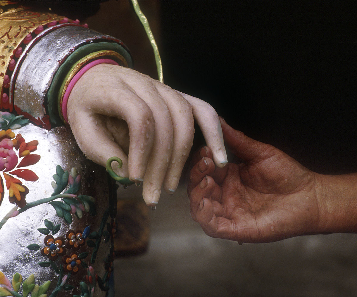 1980年4月,青海省西宁市,一名僧侣拿着佛像的手.close-up of the hand