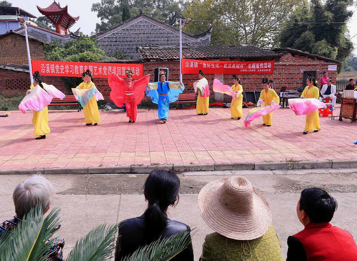 开发传统文化资源。乡村文化是中国文化的重要组成部分很多乡村都有着丰富的传统文化资源可以通过开发传统文化节庆、民俗活动等方式吸引游客前来体验。