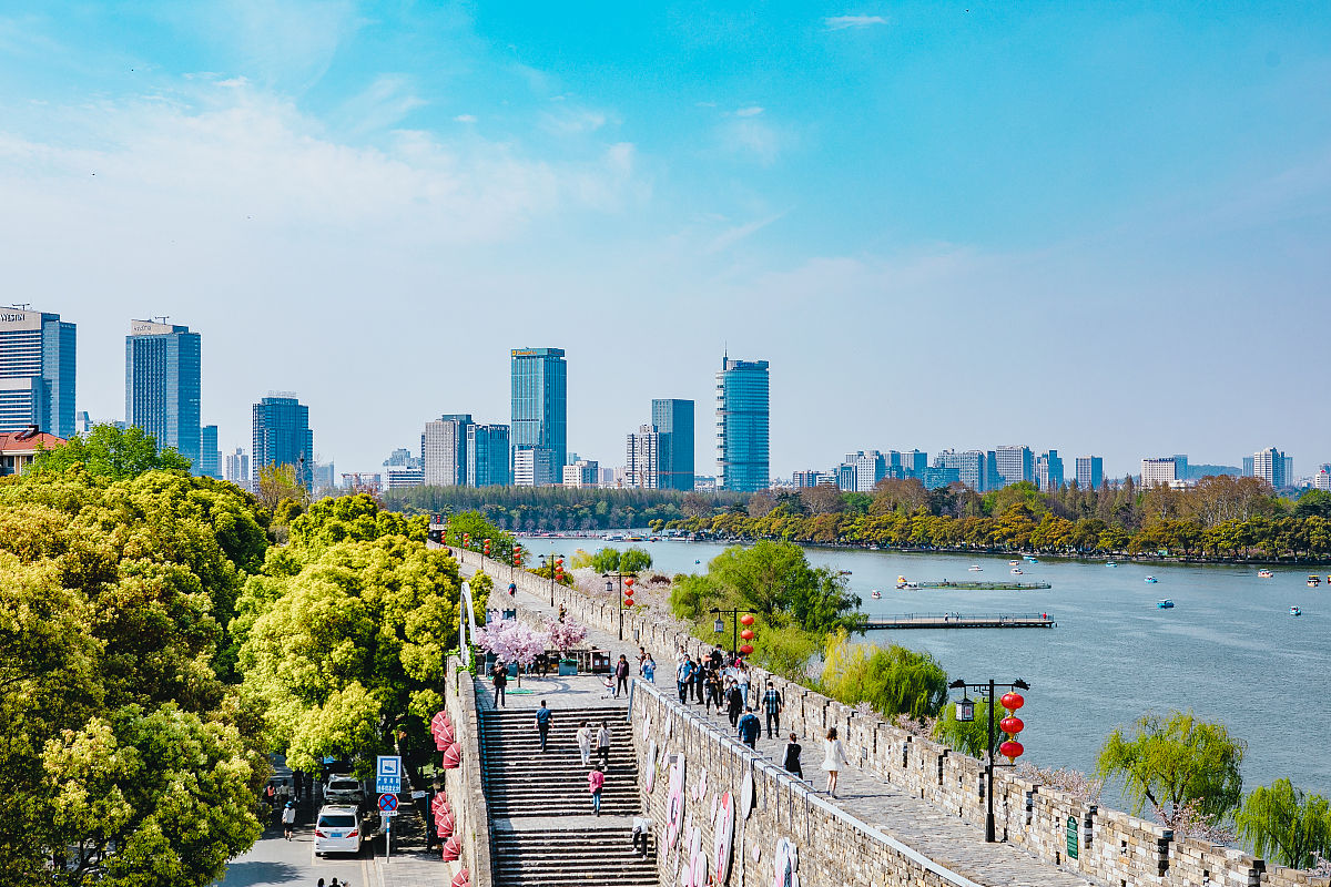 2021年3月26日,春日的南京城墙,绿树樱花,很好看,尤其是玄武湖一段的