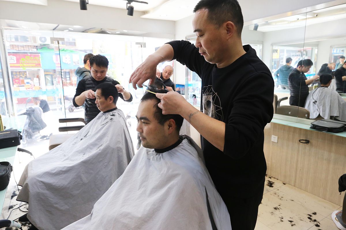 男人问我要剪头发的钱是什么意思