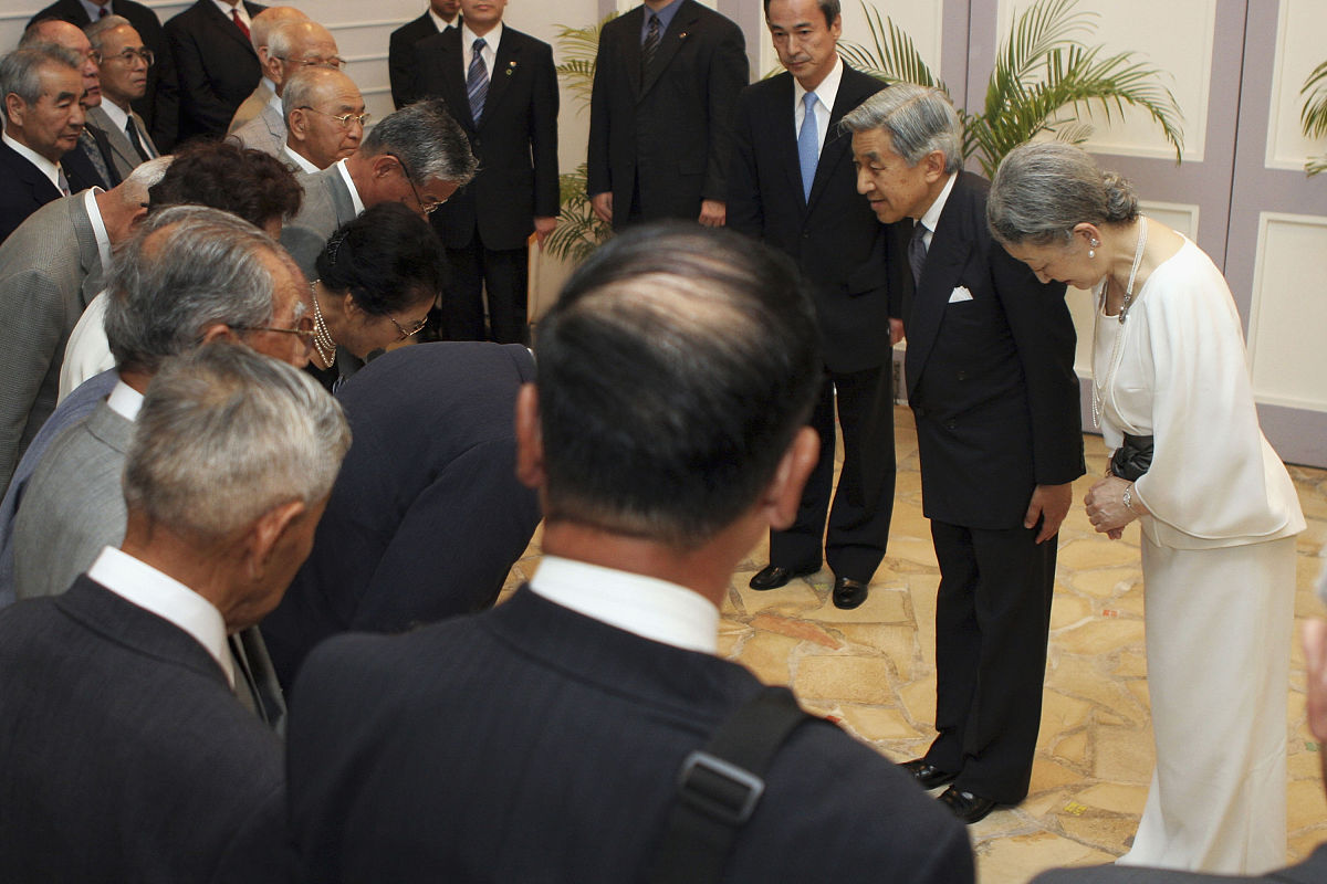 2005年6月27日,北马里亚纳群岛,塞班岛,日本天皇明仁和皇后美智子抵达