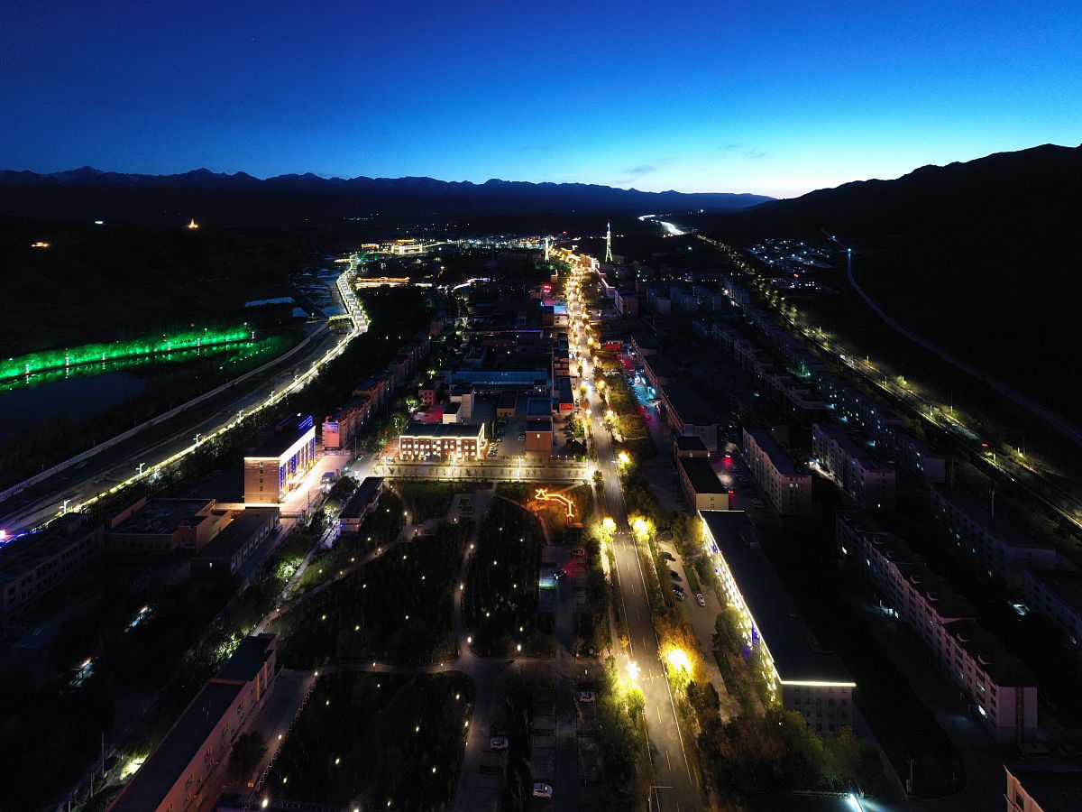 2019年10月6日,新疆哈密,航拍伊吾县夜景.