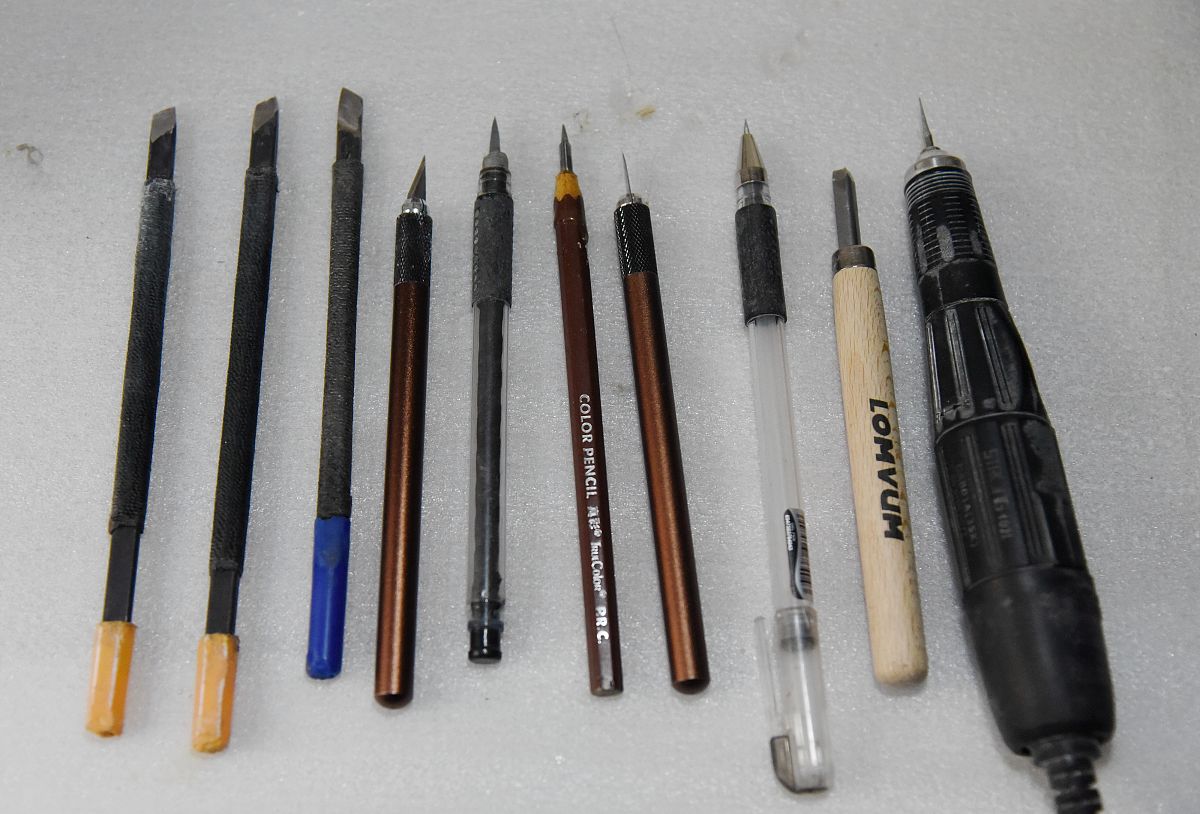 2019年9月8日,杭州,曾火生工作台上放着的制作蛋雕的工具.