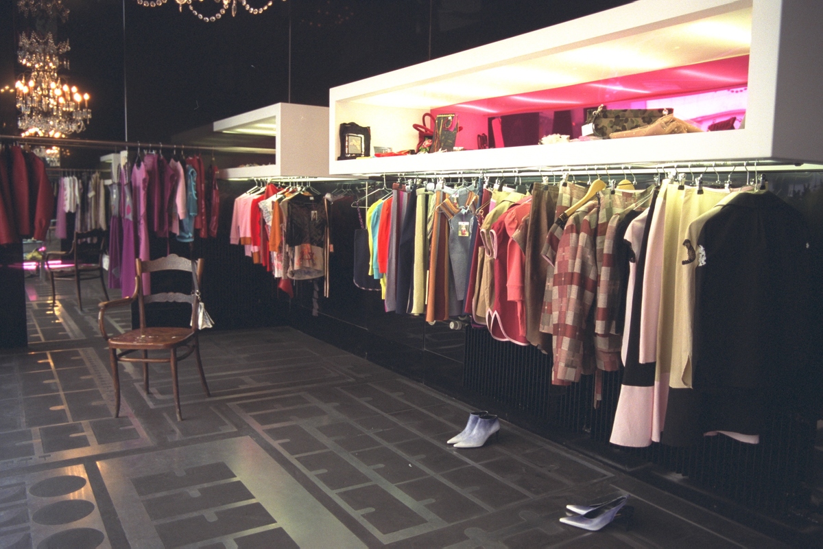 以一名装修设计师的口吻写篇1000字针对30-40岁女性的服装店装修的文字带标题和与读者互动语句