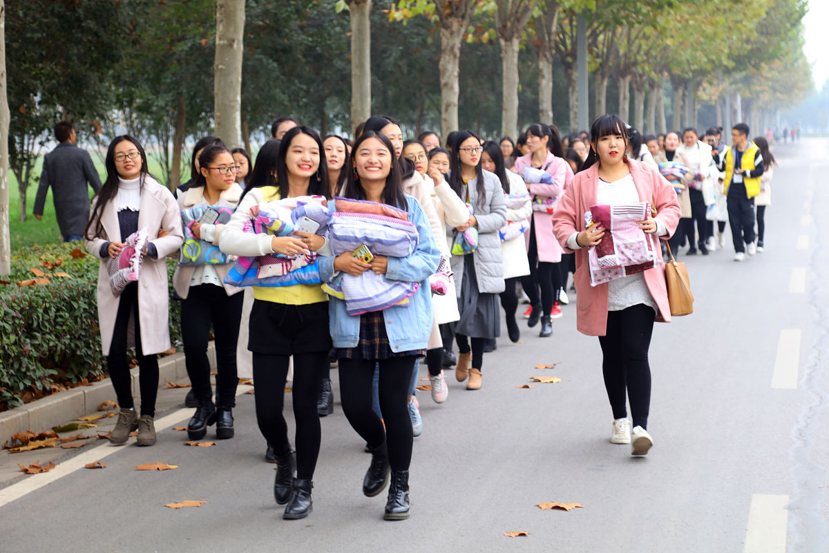 为以下内容写一篇微信群运营文案提前报道7月28日~7月29日1200市外参会同学赶赴希尔顿欢朋酒店报到市内参会同学准时到希尔顿欢朋酒店就餐7月29日午餐时间 12 00-1400集体集合1400 地点：南昌大学青山湖校区北区校门口­校园游览1400-1800 参观南大北区校园 参观南大新校区前湖校园­晚宴：希尔顿欢朋酒店1830-2130 ­­未到场同学自拍视频和青春老照片视频回顾 班主任和院长致