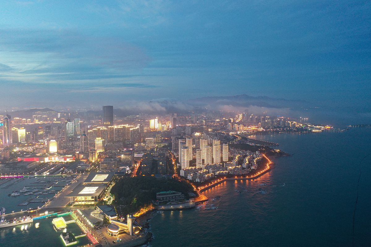 2021年6月16日,航拍青岛浮山湾傍晚夜景.