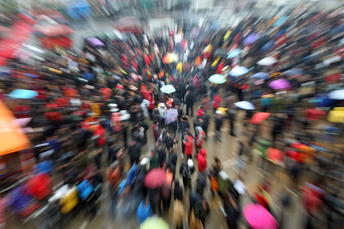   2014年2月19日,众多举着招工牌子的家纺企业招工人员聚集在江苏南通
