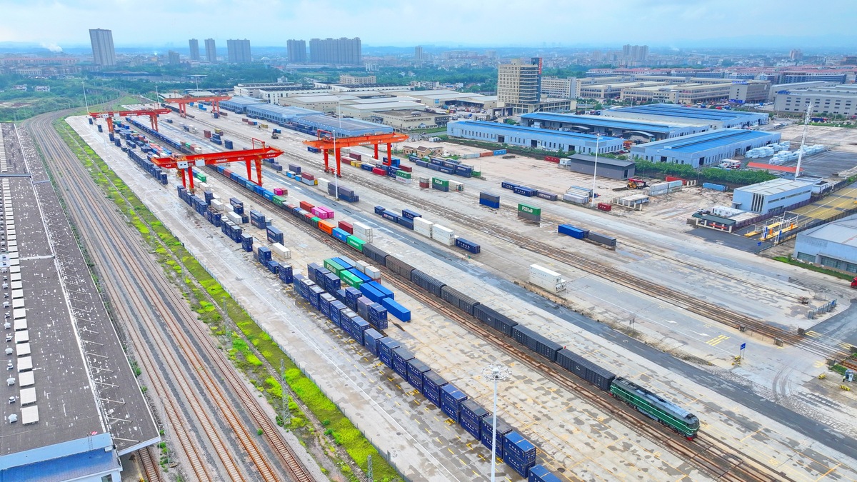 从公路投资、铁路投资角度阐述交通系统对经济促进效应200字
