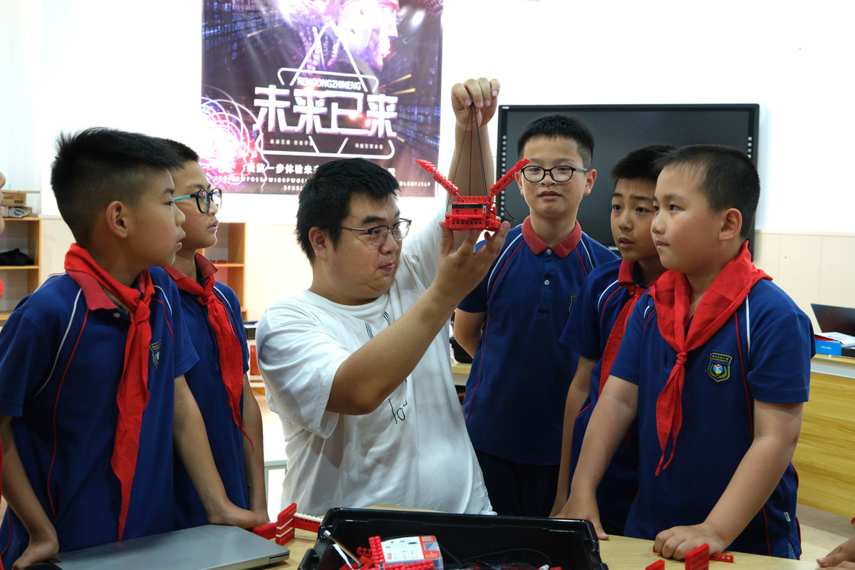 青鸟传递奖杯传递仪式所体现时代青年风貌是什么？面对面、手对手传递。