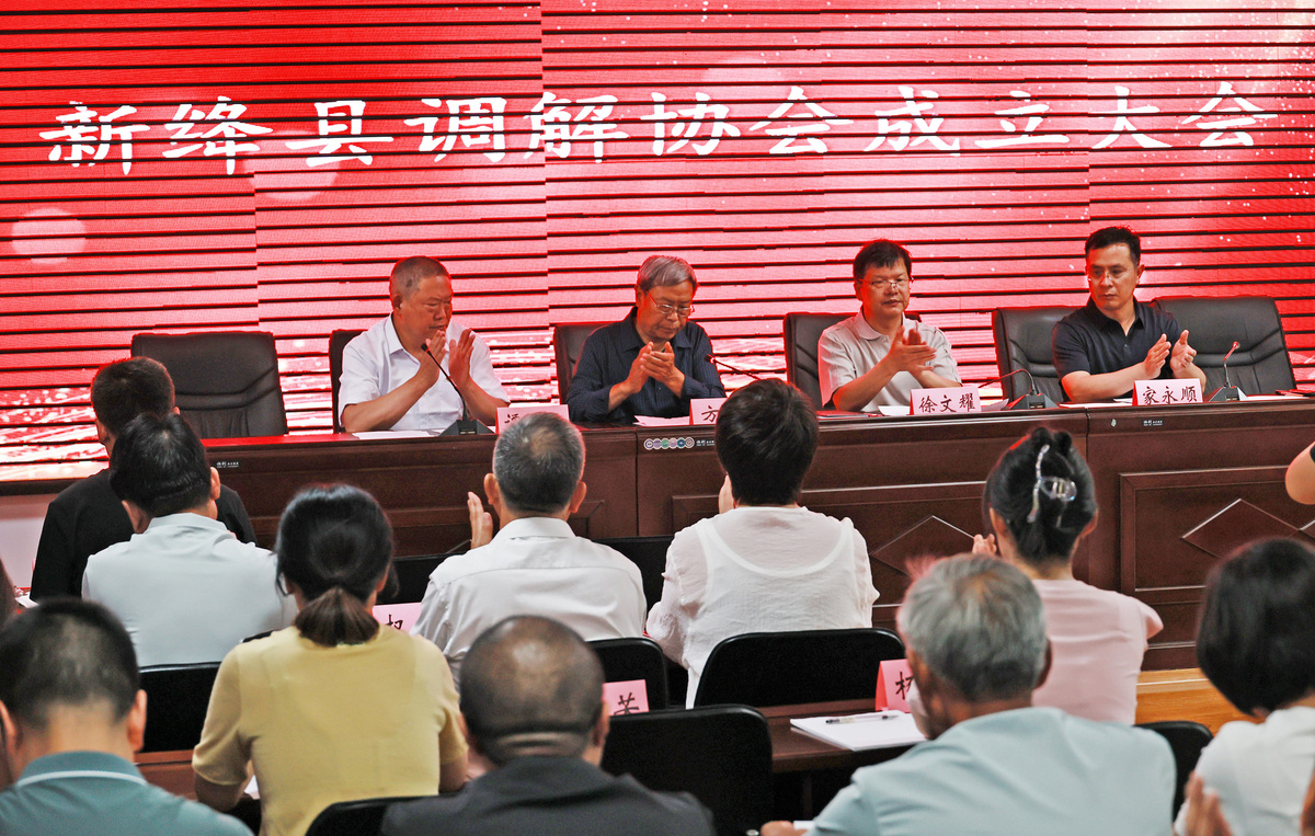 为全面贯彻落实《2013年文广旅局重点工作推进会》会议精神2月6日局乡村振兴办组织干部职工召开专题会议回顾总结2022年工作进一步谋划2023年工作会议由刘成谋主任主持。主任强调：一是要提振精神改进作风务实重干；二是要做好重点村周官村班子建设、产业谋划和实施、环境卫生、乡村文化旅游等工作；三是要认真宣传各项帮扶政策并落实到位；四是要时刻关注帮扶户增收情况及时解决群众困难。