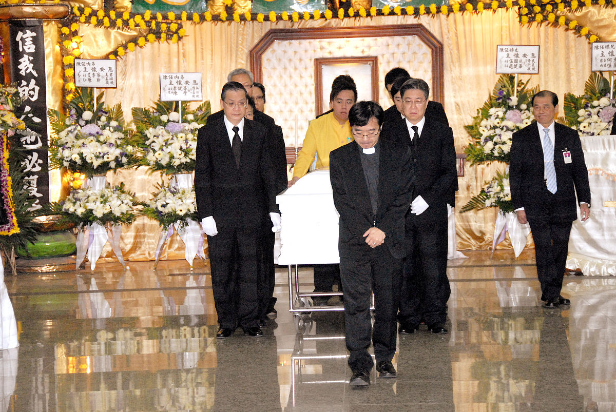 近期马英九清明节返湘祭祖根据此为话题写一篇2000字左右的人民日报社评。