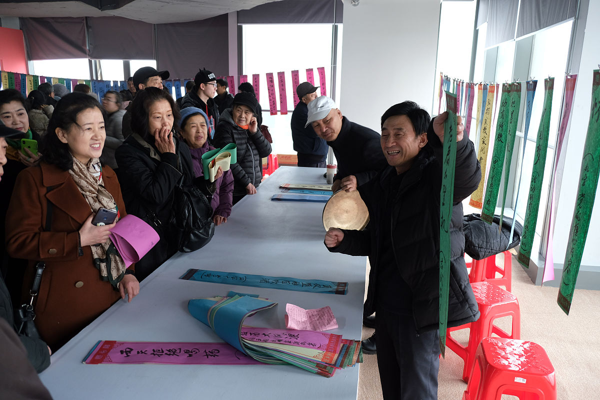 猜字谜 帮我用200字详细描述