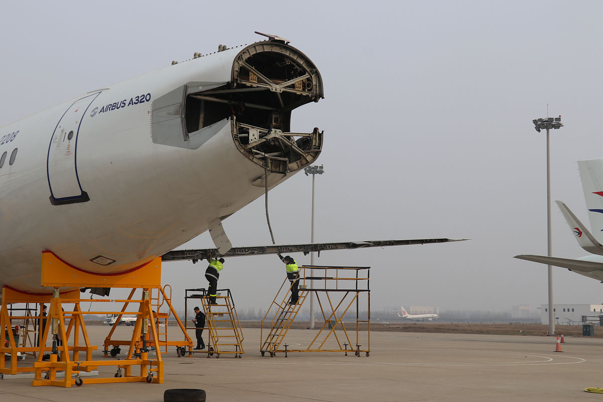 空客与波音民航飞机雷达罩雷电防护设计差异分析：材料选择角度