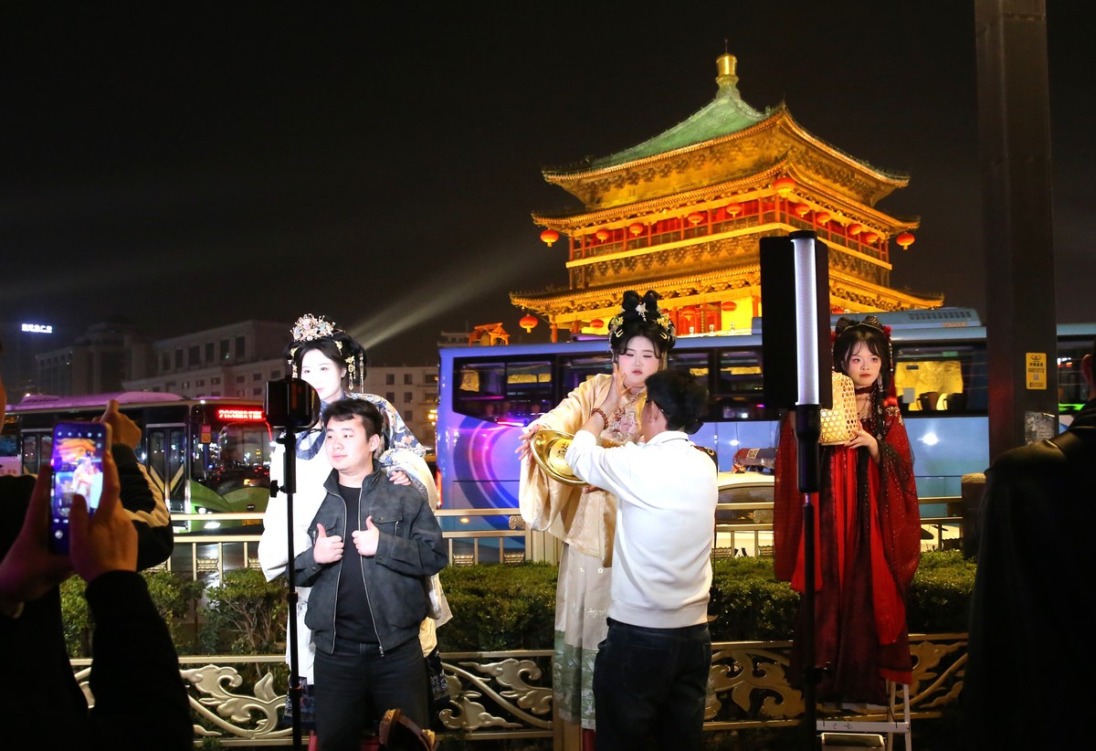 2026年2月21日,陕西西安,春节假期钟鼓楼广场游客潮涌