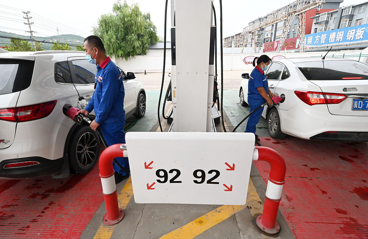 一个6万人口县城出租车不足百辆可否规划两座CNG加气站帮我用200字详细描述