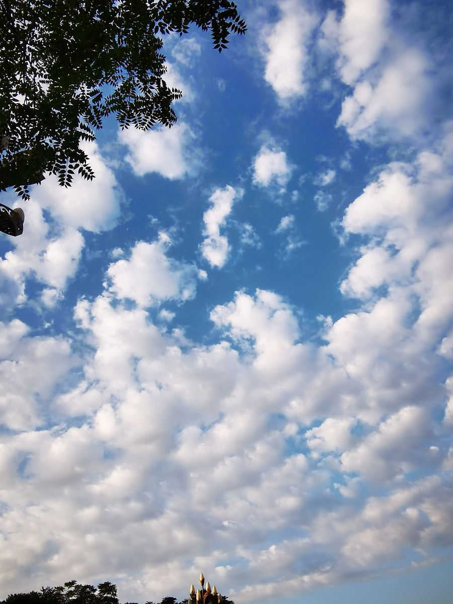 形容蓝天白云的优美词语：湛蓝、洁白、如画，尽显天空魅力