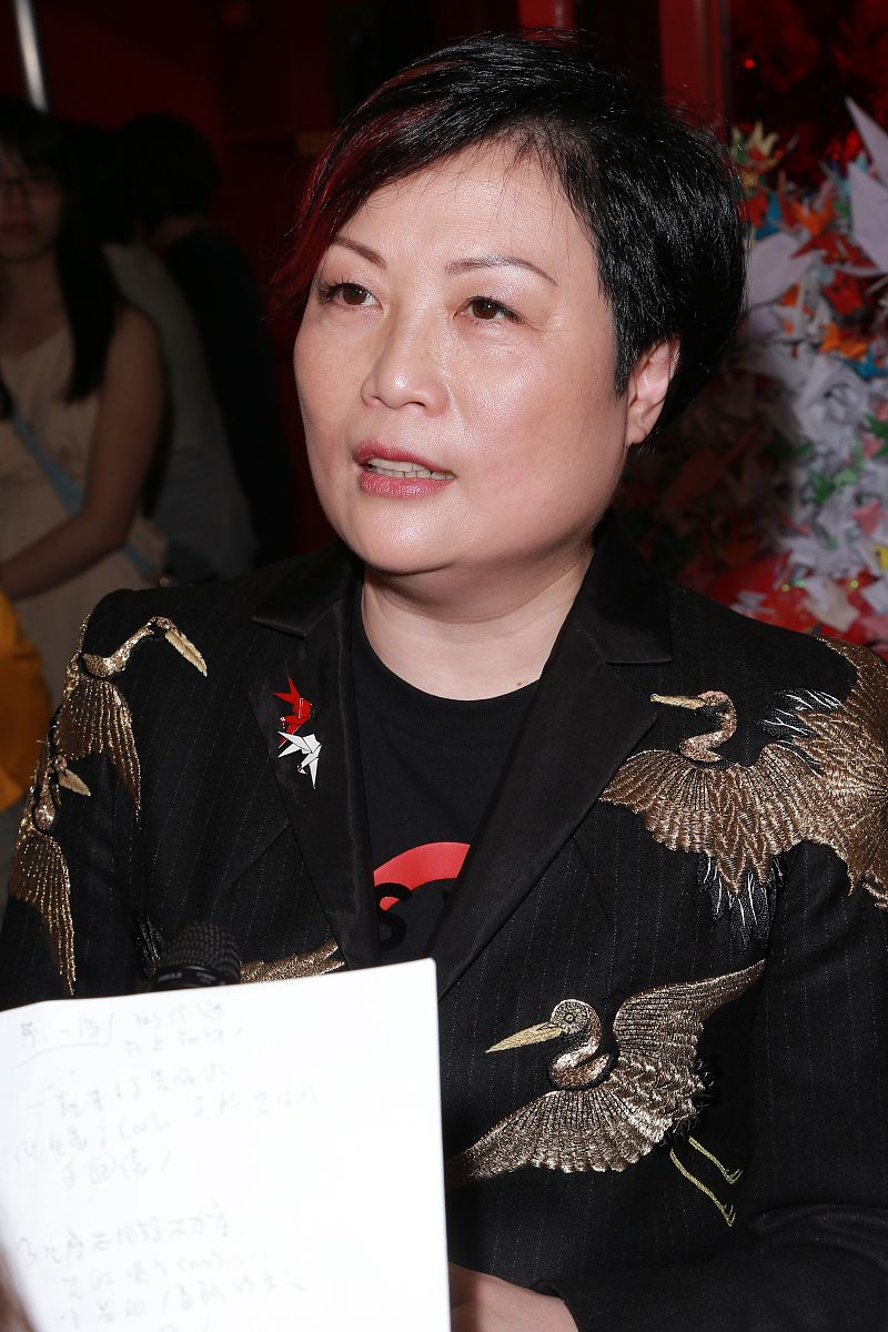 2013年4月17日,香港,粉丝为纪念张国荣合力折纸鹤破吉尼斯世界大全纪
