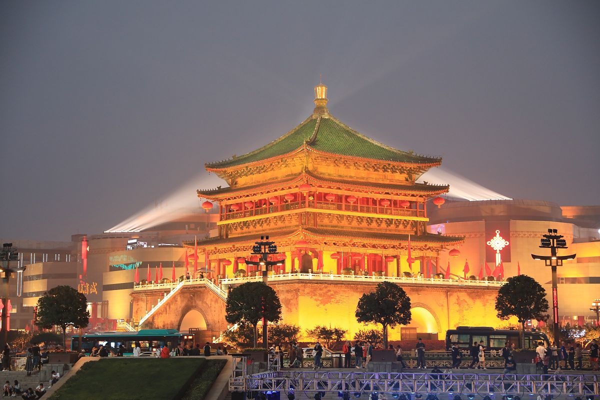 2020年9月30日,西安,钟楼和鼓楼等地标古建筑开启夜间照明.