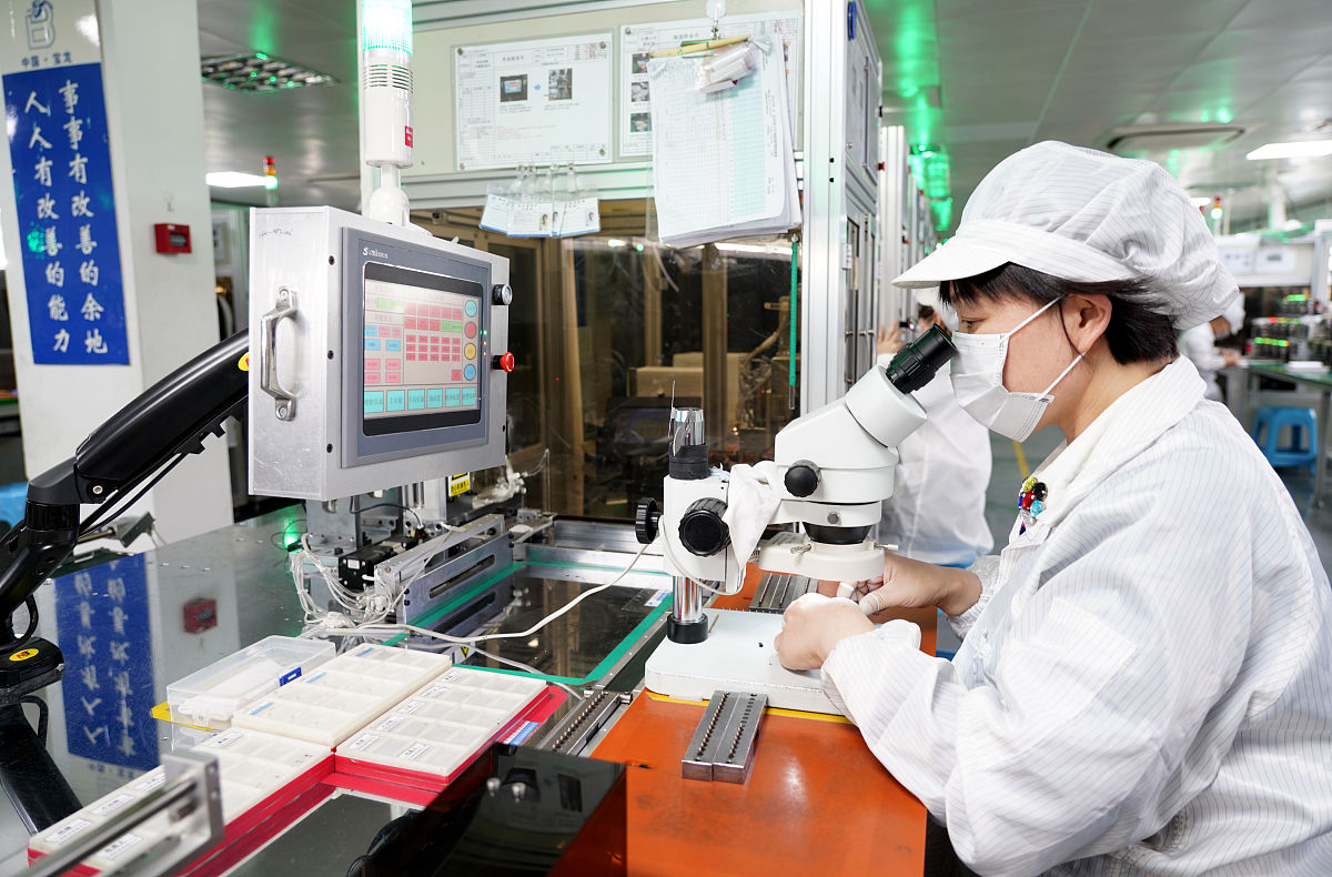 微电子专业的学生近日你去往了上海集成电路科技馆和国家智能传感器创新中心去实习请写一篇3000字的实习报告讲述实习过程中思想上有何收获