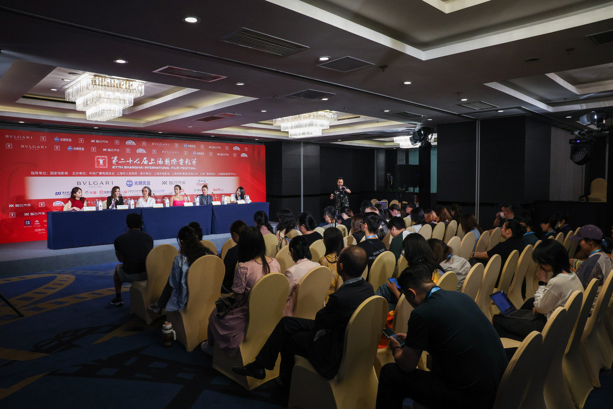 各位老师好明天晚上严锋老师在松江区开元名都大酒店同住宿四楼的思济厅设宴招待大家18：00开始。期待大家莅临。把上面这段话写成晚宴通知