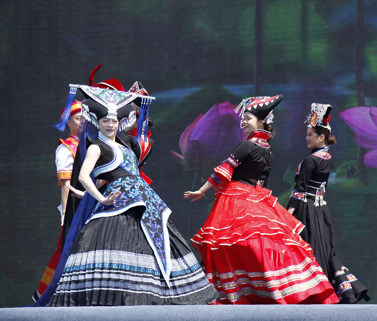2021年4月10日,演员在南京玄武湖公园表演广西民族歌舞.