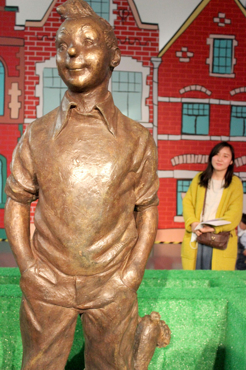 2016年4月26日,江苏苏州,观众在苏州美术馆"丁丁,伴你同行"展上参观.