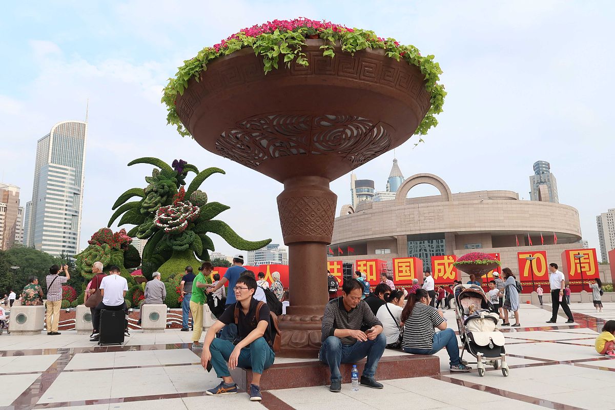 2019年9月30日,上海,经过升级改造的人民广场音乐喷泉和立体花坛全新