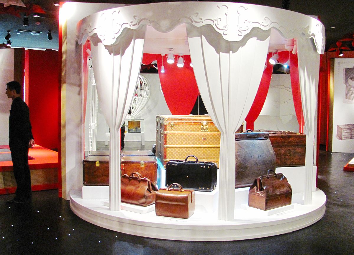 帮我写一个参加LV商业展会的短视频脚本