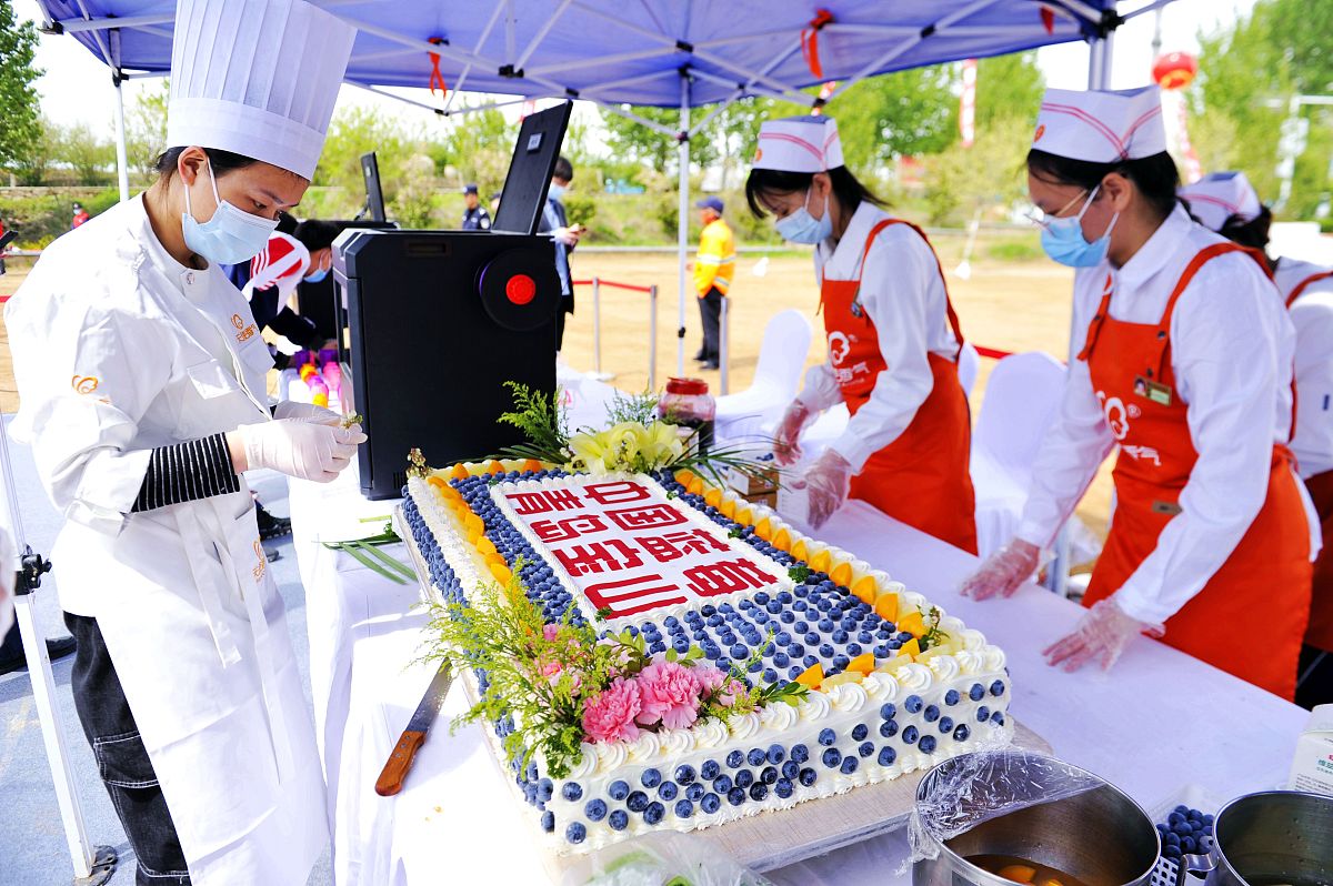 2021年4月30日,青岛西海岸新区宝山镇,职高学生在专业老师指导下制作