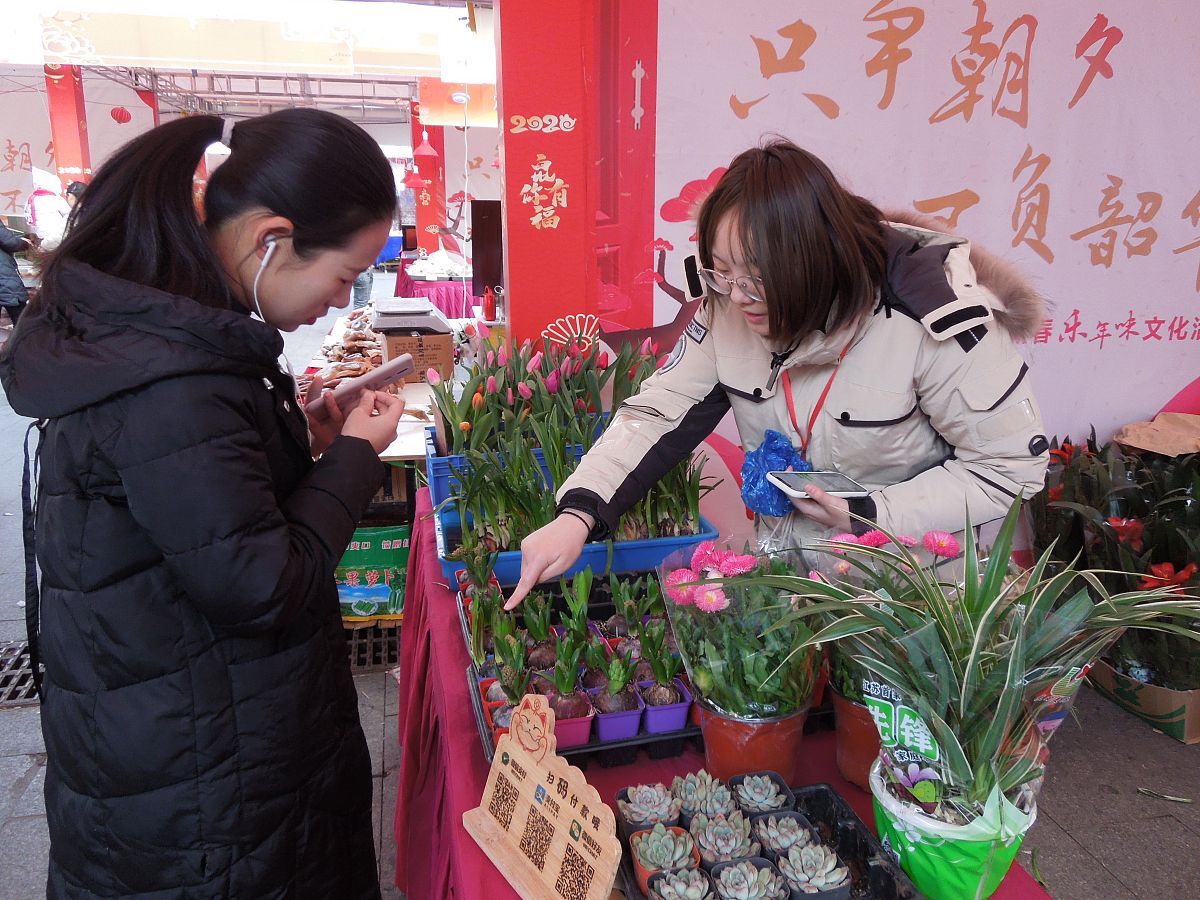 2020年1月8日,江苏省无锡市南禅寺广场年货市集上,现场60余家年货商户