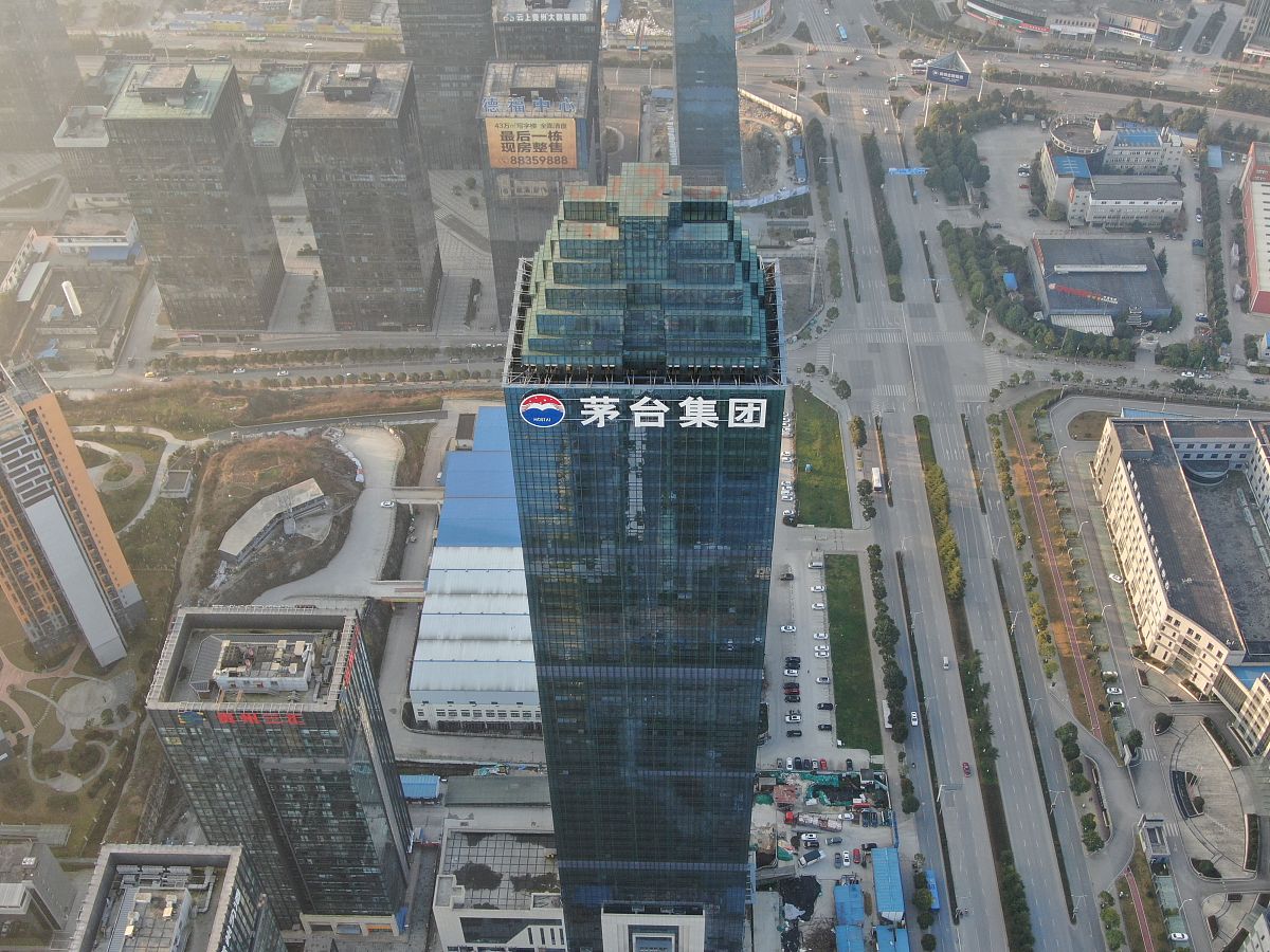 请论述西安市港务区绿地二期房建项目施工现场安全控制应该加强隐患排查和整改工作的策略写成一段话格式不少于300字。