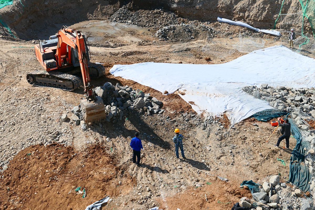 写一篇关于水利水电工程防渗施工的定义。