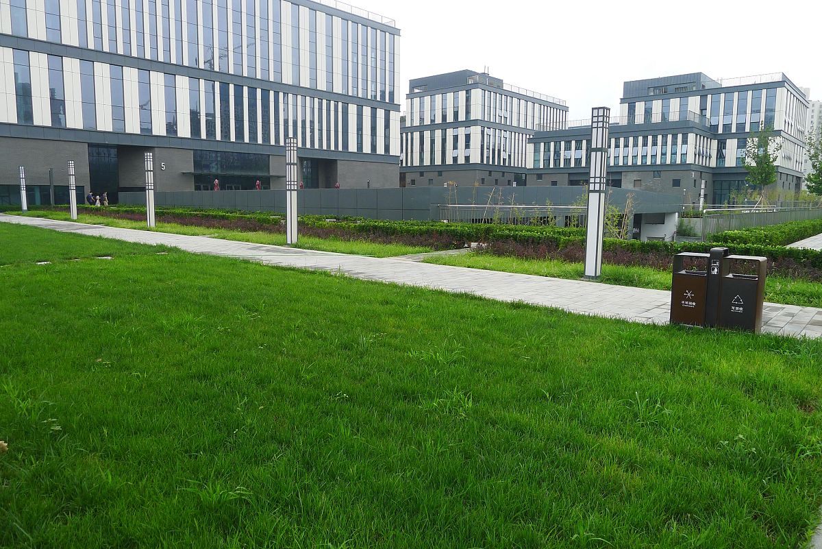 你是一个项目研究员现在在研究跨境电商高端外仓基地的项目项目要建设绿色物流园项目业态主要为跨境电商仓库和智慧冷链描述技术研发风险和对策