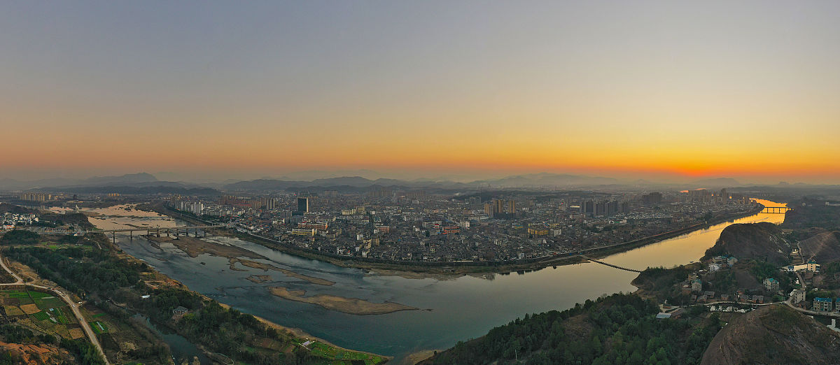 2021年1月2日,航拍落日余晖的江西省上饶市铅山县河口古镇全景.