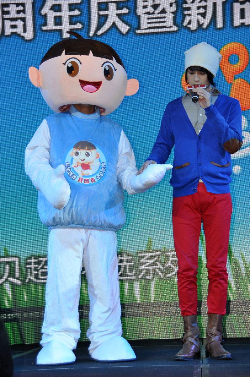 2012年9月23日,上海,公益歌曲《奔跑不只为第一》mv发布会举行.王乃恩