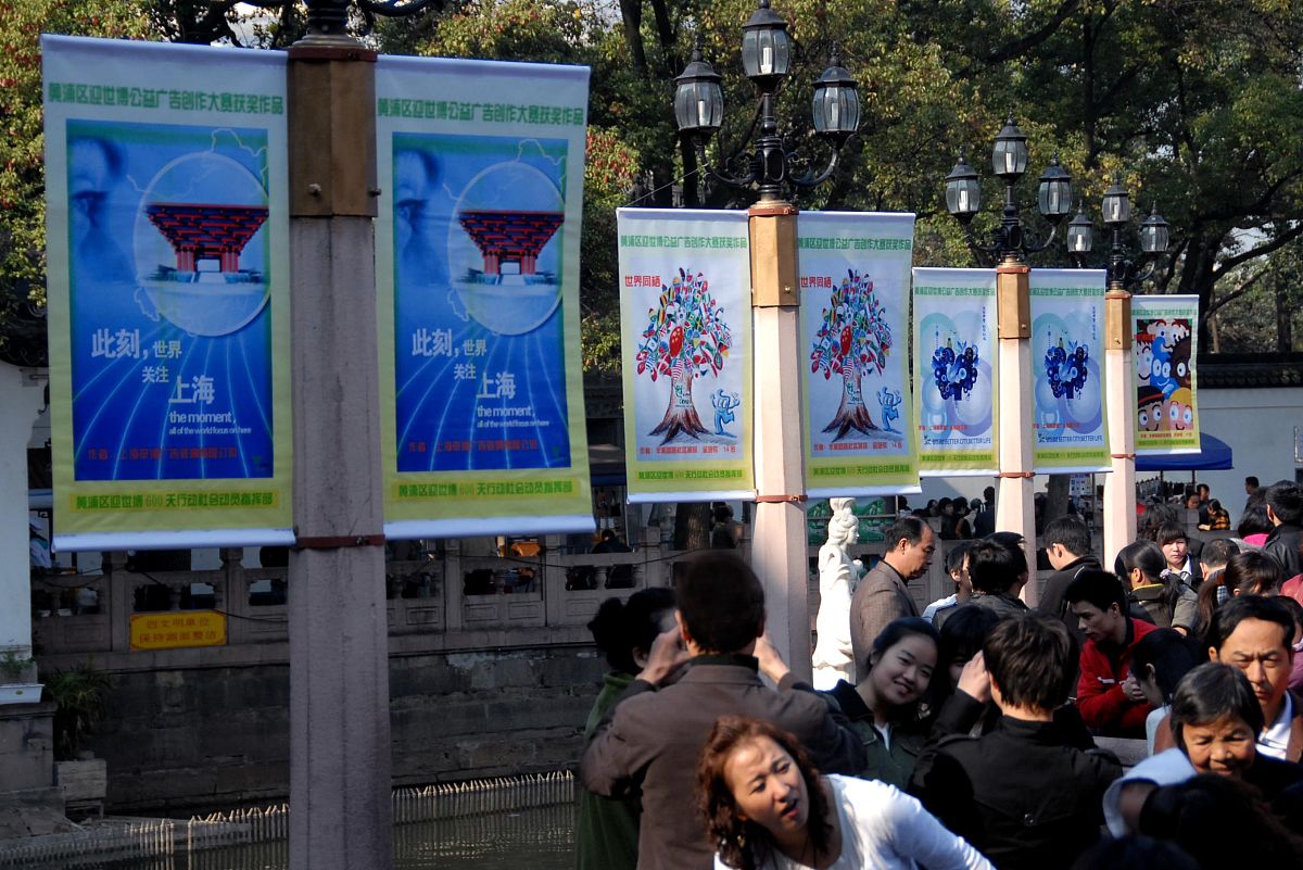 广告设计发展历程、特征与趋势分析