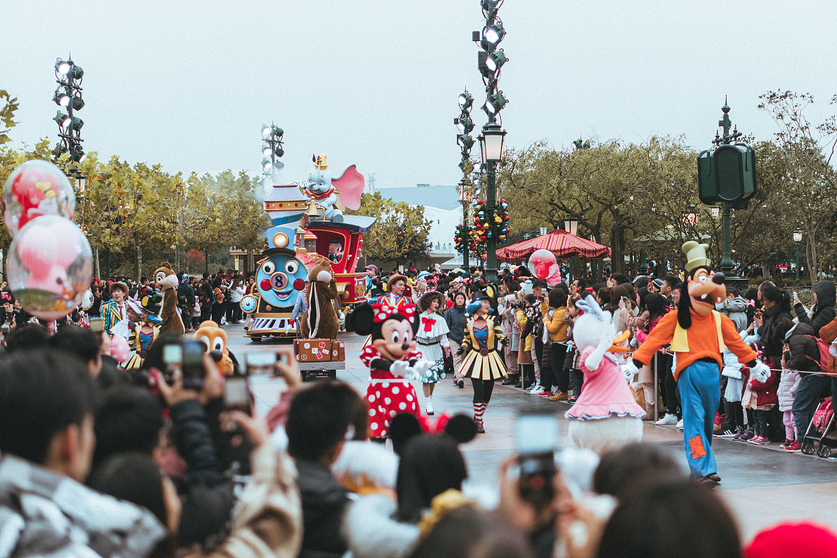 以亲子游：带孩子畅游迪士尼乐园的欢乐世界为题写一篇1200字文章