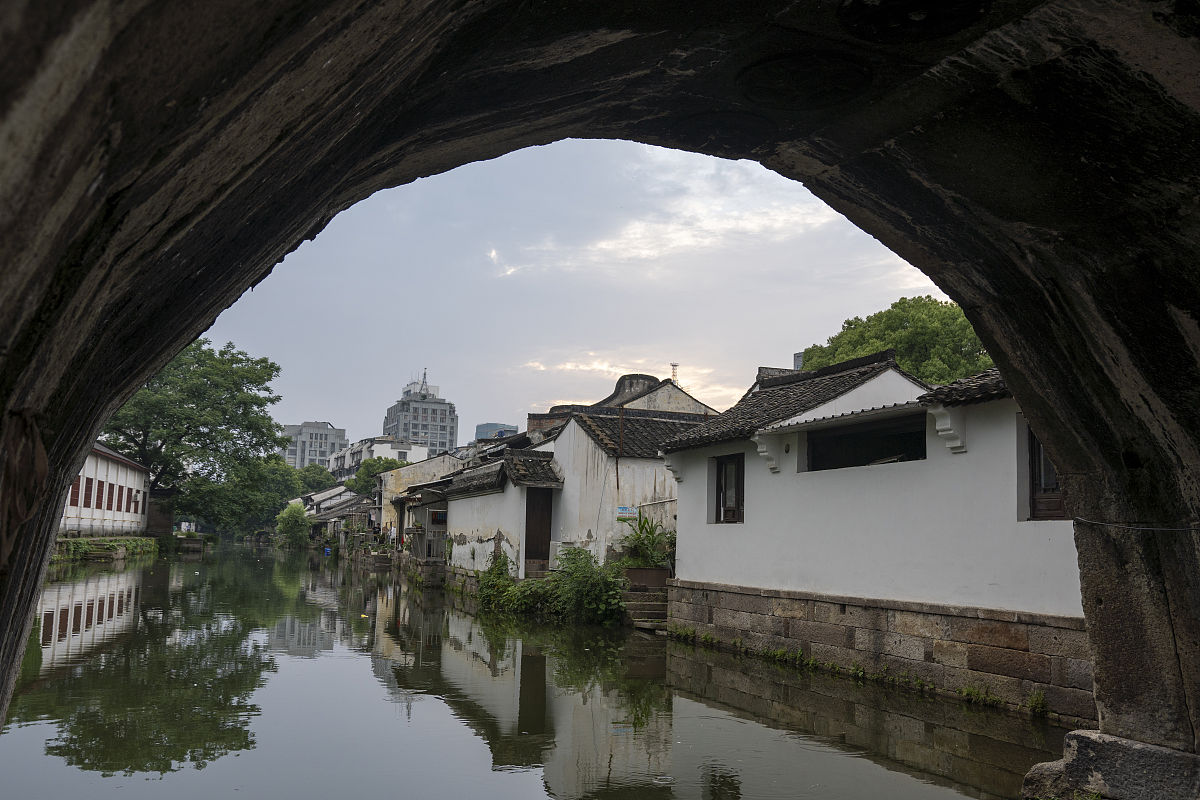 2021年5月25日,浙江绍兴,实拍傍晚时分云海风光.